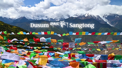 Banderes d'oracions tibetanes a les muntanyes nevades de l'Himàlaia